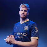 قميص كيفين دي بروين لمانشستر سيتي، لاحتفال السنة الصينية الموقع بالتوقيع، موسم 2022/2023