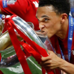 قميص ترينت ألكسندر-أرنولد الموقع من ليفربول في نهائي دوري أبطال أوروبا لموسم 2021-2022