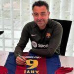 ⁦قميص برشلونة موقع يدويًا من تشافي⁩ - الصورة ⁦2⁩