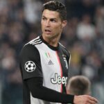 ⁦قميص يوفنتوس دوري الأبطال 2019/20 موقّع – كريستيانو رونالدو⁩ - الصورة ⁦2⁩