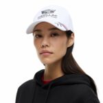 ⁦قبعة Tommy Hilfiger ضمن تشكيلة فريق Cadillac F1 - إصدار السائق Valtteri Bottas رقم 77⁩ - الصورة ⁦5⁩