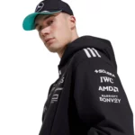 ⁦هودي رجالي بطبعة غرافيك من تشكيلة Mercedes-AMG Petronas F1⁩ - الصورة ⁦3⁩