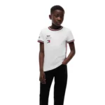 ⁦تيشيرت Tommy Hilfiger نسخة الفريق للأطفال - بالتعاون مع فريق Cadillac F1 Team⁩ - الصورة ⁦6⁩