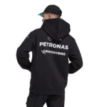 ⁦هودي رجالي بطبعة غرافيك من تشكيلة Mercedes-AMG Petronas F1⁩ - الصورة ⁦2⁩