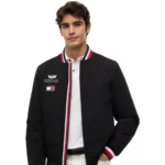 ⁦جاكيت "فارسيتي" Tommy Hilfiger x Cadillac F1 Team الإصدار الحصري لموسم الفورمولا 1⁩ - الصورة ⁦4⁩