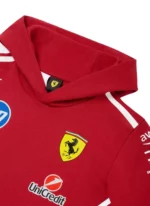 ⁦هودي للأطفال من تشكيلة فريق PUMA x Scuderia Ferrari لعام 2025 - الإصدار الرسمي لسباقات F1⁩ - الصورة ⁦3⁩