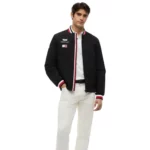 ⁦جاكيت "فارسيتي" Tommy Hilfiger x Cadillac F1 Team الإصدار الحصري لموسم الفورمولا 1⁩ - الصورة ⁦6⁩