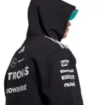 هودي رجالي بطبعة غرافيك من تشكيلة Mercedes-AMG Petronas F1