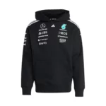 ⁦هودي رجالي بطبعة غرافيك من تشكيلة Mercedes-AMG Petronas F1⁩ - الصورة ⁦5⁩