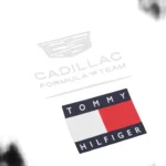 ⁦تيشيرت رجالي بشعار Tommy Hilfiger x Cadillac F1 Team⁩ - الصورة ⁦3⁩