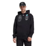 ⁦هودي رجالي بطبعة غرافيك من تشكيلة Mercedes-AMG Petronas F1⁩ - الصورة ⁦4⁩