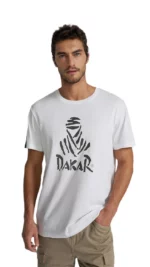 ⁦تيشرت Dakar بشعار DES بتصميم مستوحى من ثقافة سباقات السيارات⁩ - الصورة ⁦3⁩