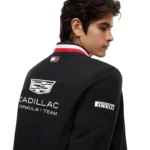 ⁦جاكيت "فارسيتي" Tommy Hilfiger x Cadillac F1 Team الإصدار الحصري لموسم الفورمولا 1⁩ - الصورة ⁦9⁩
