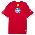 ⁦تيشيرت Scuderia Ferrari F1 2025 الرسمي للسائقين من PUMA | فضفاض (Oversized) | للجنسين⁩ - الصورة ⁦3⁩