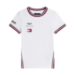 ⁦تيشيرت Tommy Hilfiger نسخة الفريق للأطفال - بالتعاون مع فريق Cadillac F1 Team⁩ - الصورة ⁦2⁩