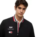 ⁦جاكيت "فارسيتي" Tommy Hilfiger x Cadillac F1 Team الإصدار الحصري لموسم الفورمولا 1⁩ - الصورة ⁦8⁩