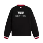 ⁦جاكيت "فارسيتي" Tommy Hilfiger x Cadillac F1 Team الإصدار الحصري لموسم الفورمولا 1⁩ - الصورة ⁦2⁩