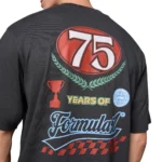 ⁦تيشيرت Formula 1 Legacy بمقاس واسع (Oversized) - إصدار الذكرى الـ 75⁩ - الصورة ⁦4⁩