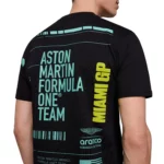 ⁦تيشيرت Aston Martin Aramco F1 - إصدار خاص لسباق ميامي⁩ - الصورة ⁦2⁩