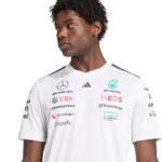 ⁦تيشيرت مرسيدس AMG F1 قطني للرجال بطبعة جرافيك السائق⁩ - الصورة ⁦3⁩