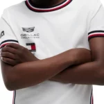 ⁦تيشيرت Tommy Hilfiger نسخة الفريق للأطفال - بالتعاون مع فريق Cadillac F1 Team⁩ - الصورة ⁦5⁩