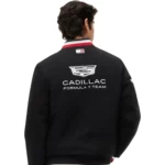 ⁦جاكيت "فارسيتي" Tommy Hilfiger x Cadillac F1 Team الإصدار الحصري لموسم الفورمولا 1⁩ - الصورة ⁦11⁩