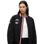 ⁦جاكيت "فارسيتي" Tommy Hilfiger x Cadillac F1 Team الإصدار الحصري لموسم الفورمولا 1⁩ - الصورة ⁦3⁩