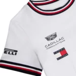 ⁦تيشيرت Tommy Hilfiger نسخة الفريق للأطفال - بالتعاون مع فريق Cadillac F1 Team⁩ - الصورة ⁦4⁩
